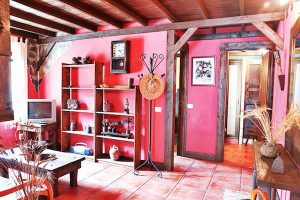La Casa Los Castaños es una casa rural de estilo tradicional canario situada en Icod de los Vinos, en la zona norte de Tenerife.