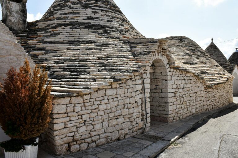 Vista de los trulli blancos de Alberobello bajo el cielo azul de Puglia