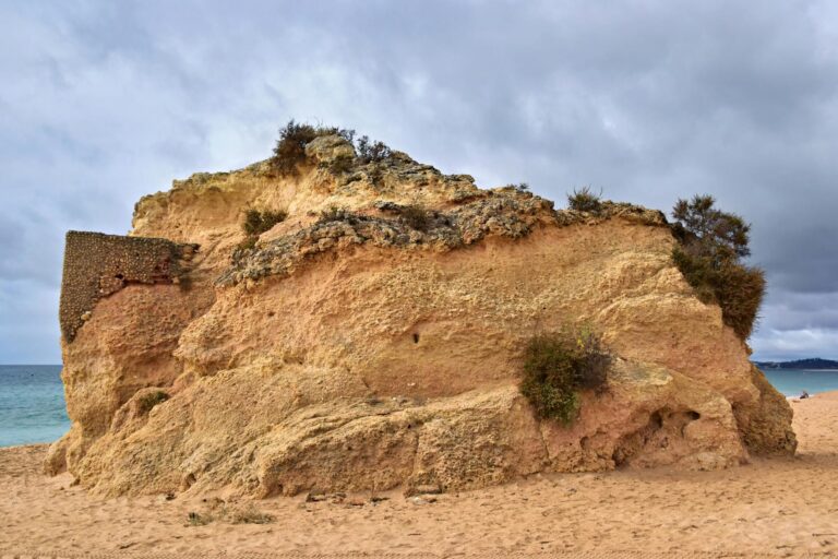 Playa del Algarve con acantilados dorados y aguas turquesas en Portugal