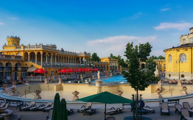 Interior de los baños termales Széchenyi de Budapest con cúpula amarilla