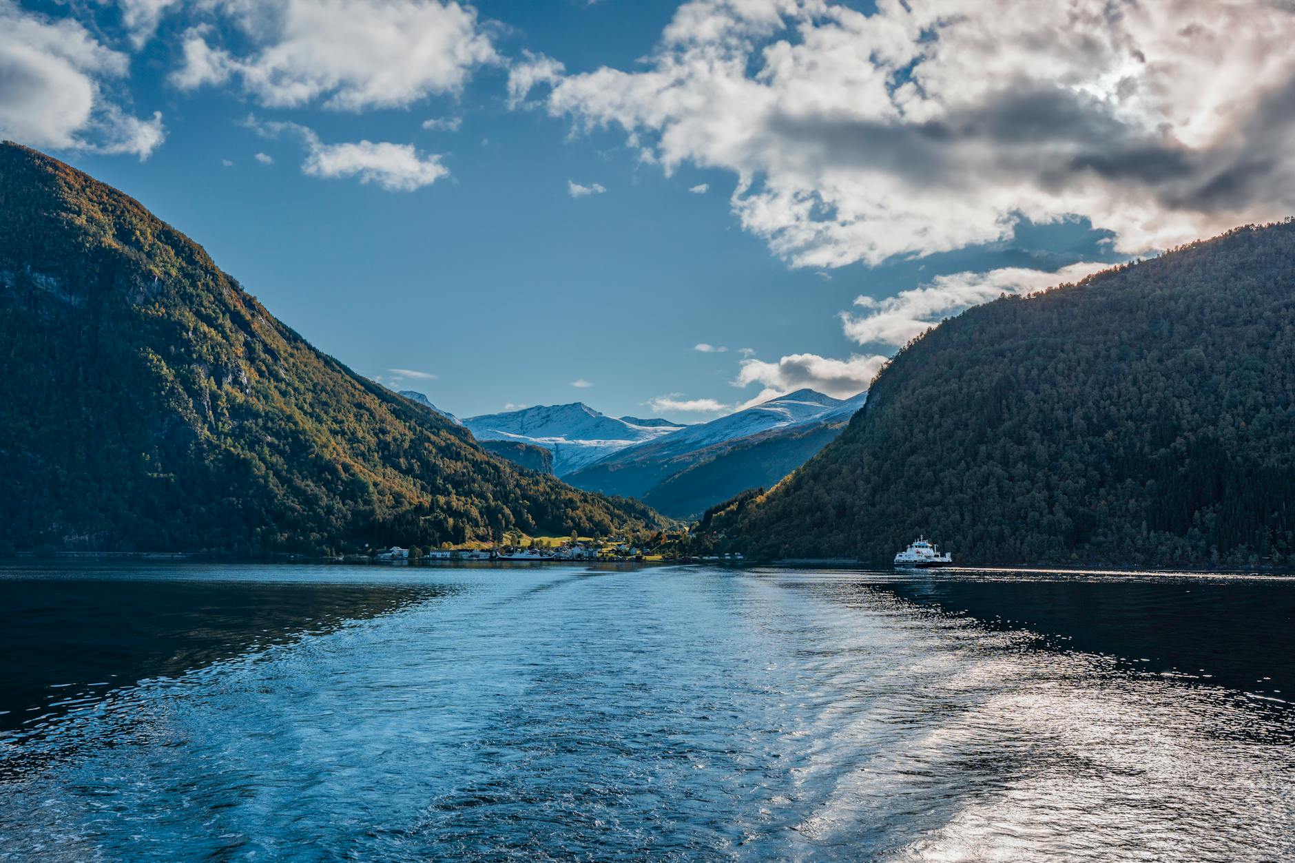 Las siete cascadas paralelas cayendo sobre el fiordo de Geiranger en Noruega
