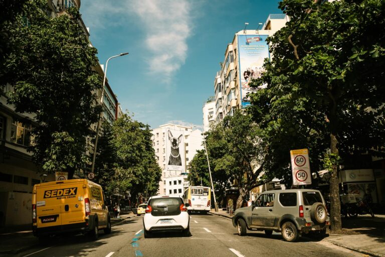 Calles coloridas del barrio de Santa Teresa en Río de Janeiro al atardecer