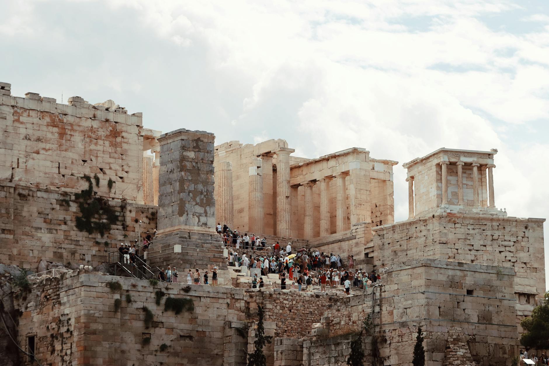 Vista de la Acrópolis de Atenas iluminada al atardecer desde la ciudad