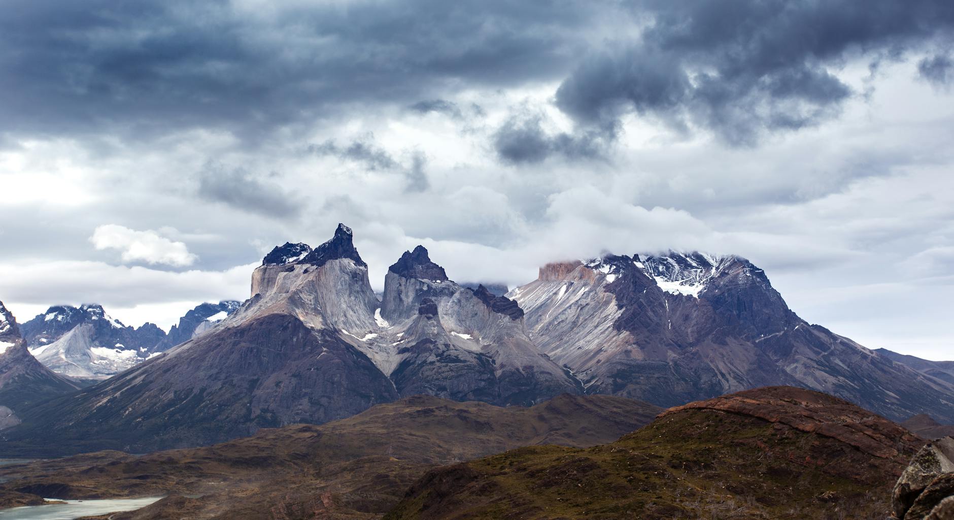 Senderista en el Circuito W con los glaciares de la Patagonia al fondo