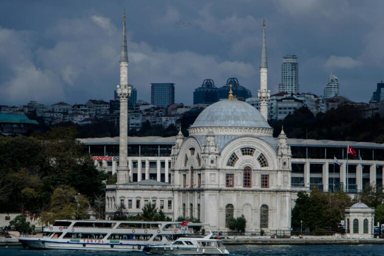 Vista del Gran Bazar de Estambul con la Mezquita Azul al fondo