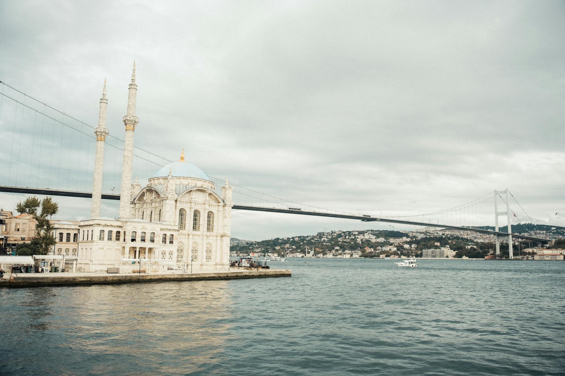 Atardecer en el estrecho del Bósforo con silueta de minaretes en Estambul