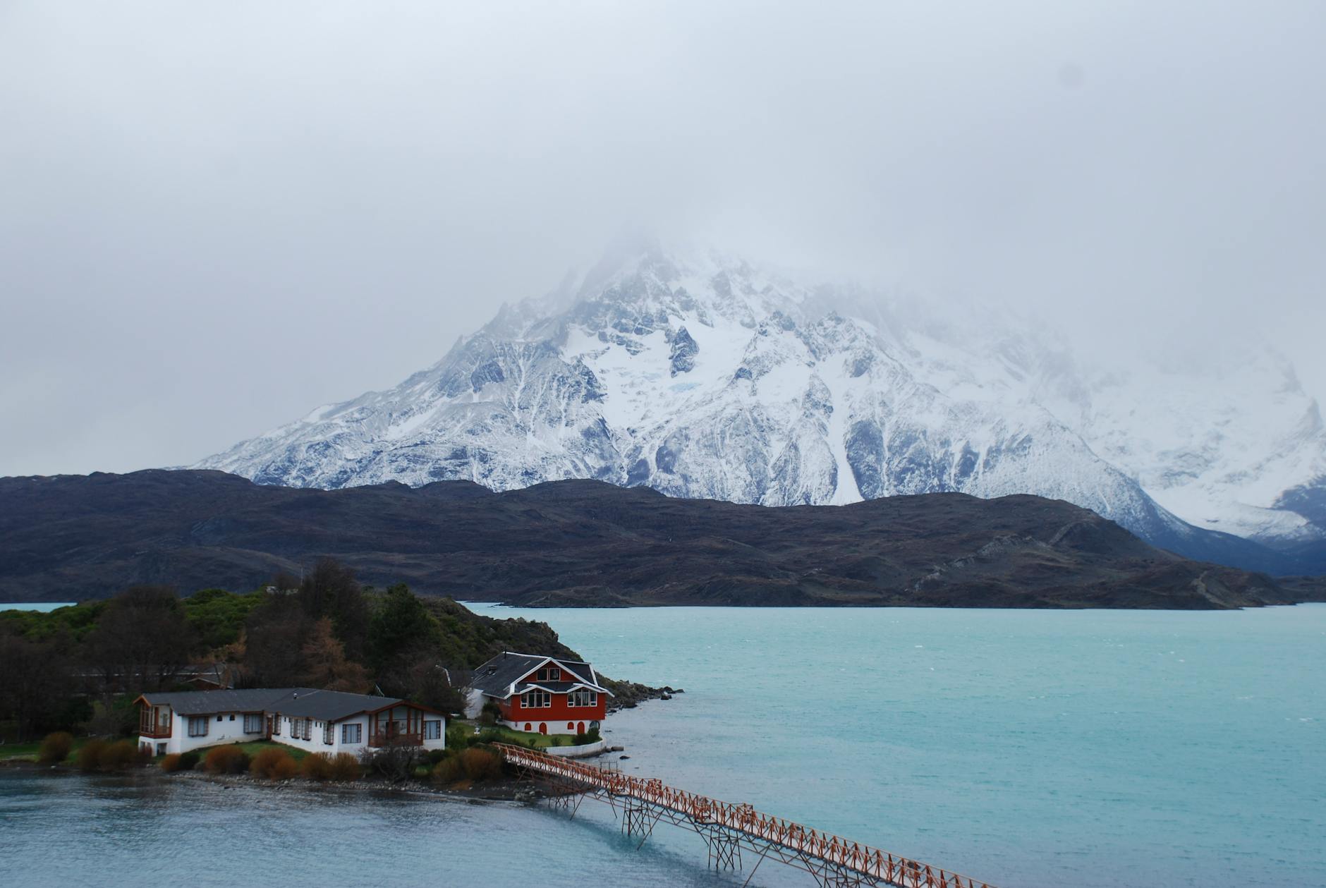 Vista del glaciar Grey con bloques de hielo azul en el lago homónimo