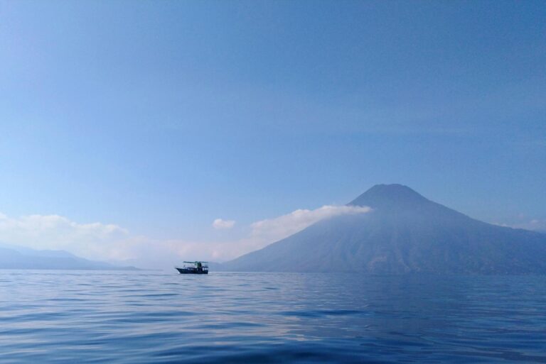 Vista panorámica del Lago Atitlán con los volcanes San Pedro y Atitlán al fondo al amanecer