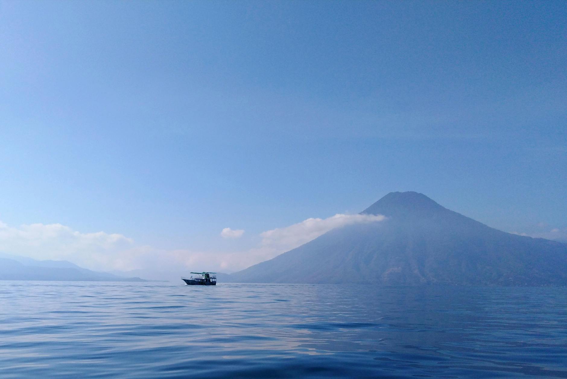 Vista panorámica del Lago Atitlán con los volcanes San Pedro y Atitlán al fondo al amanecer