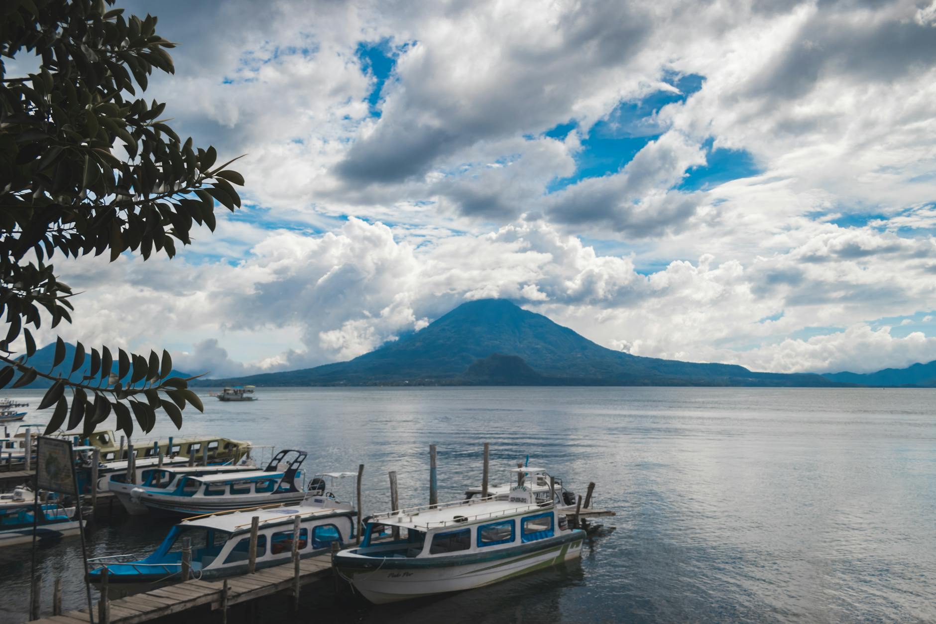 Lanchas coloridas navegando por el Lago Atitlán entre los pueblos mayas de la orilla