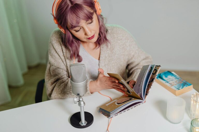 Mujer leyendo un libro de viajes con auriculares puestos