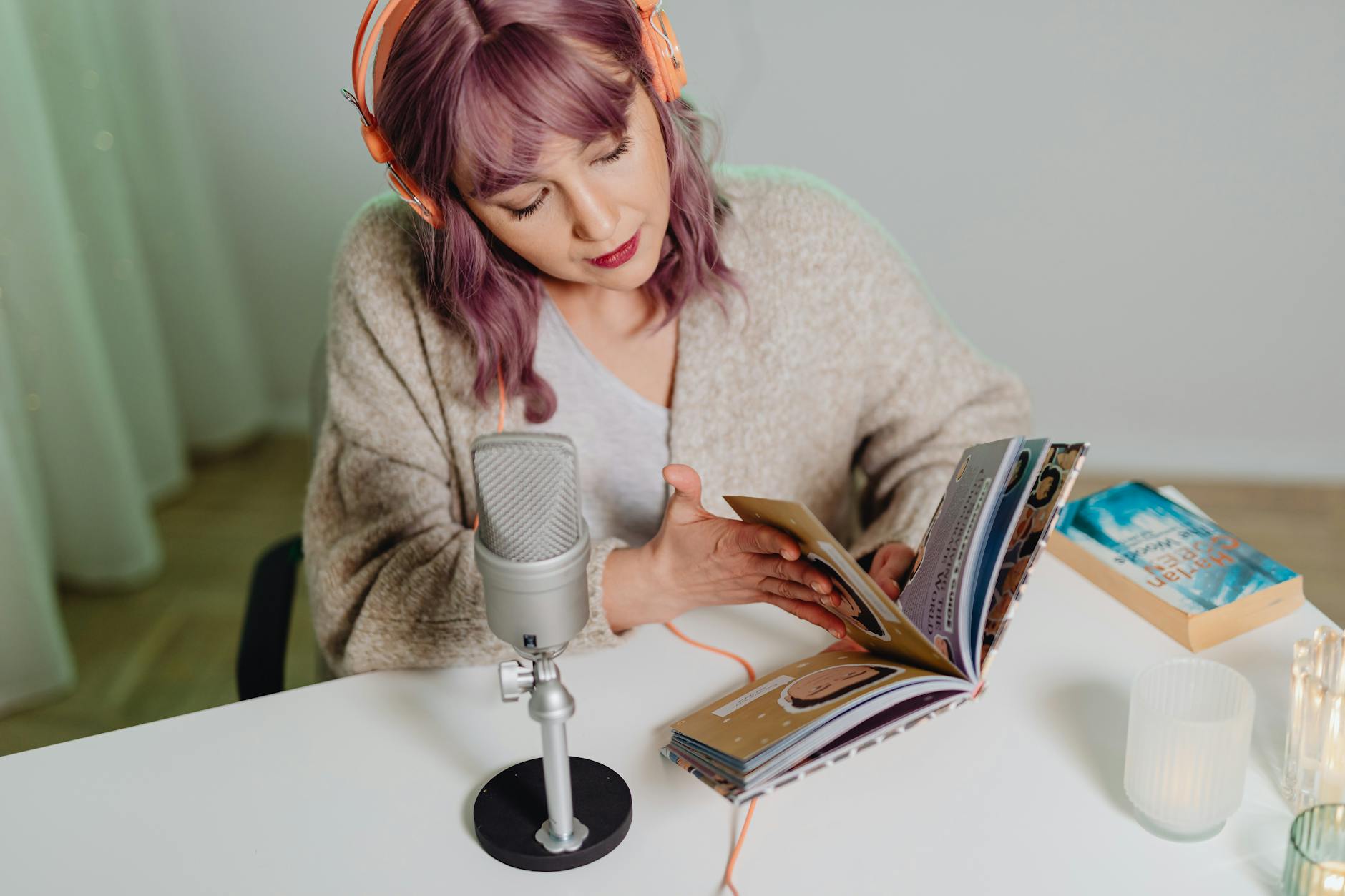 Mujer leyendo un libro de viajes con auriculares puestos