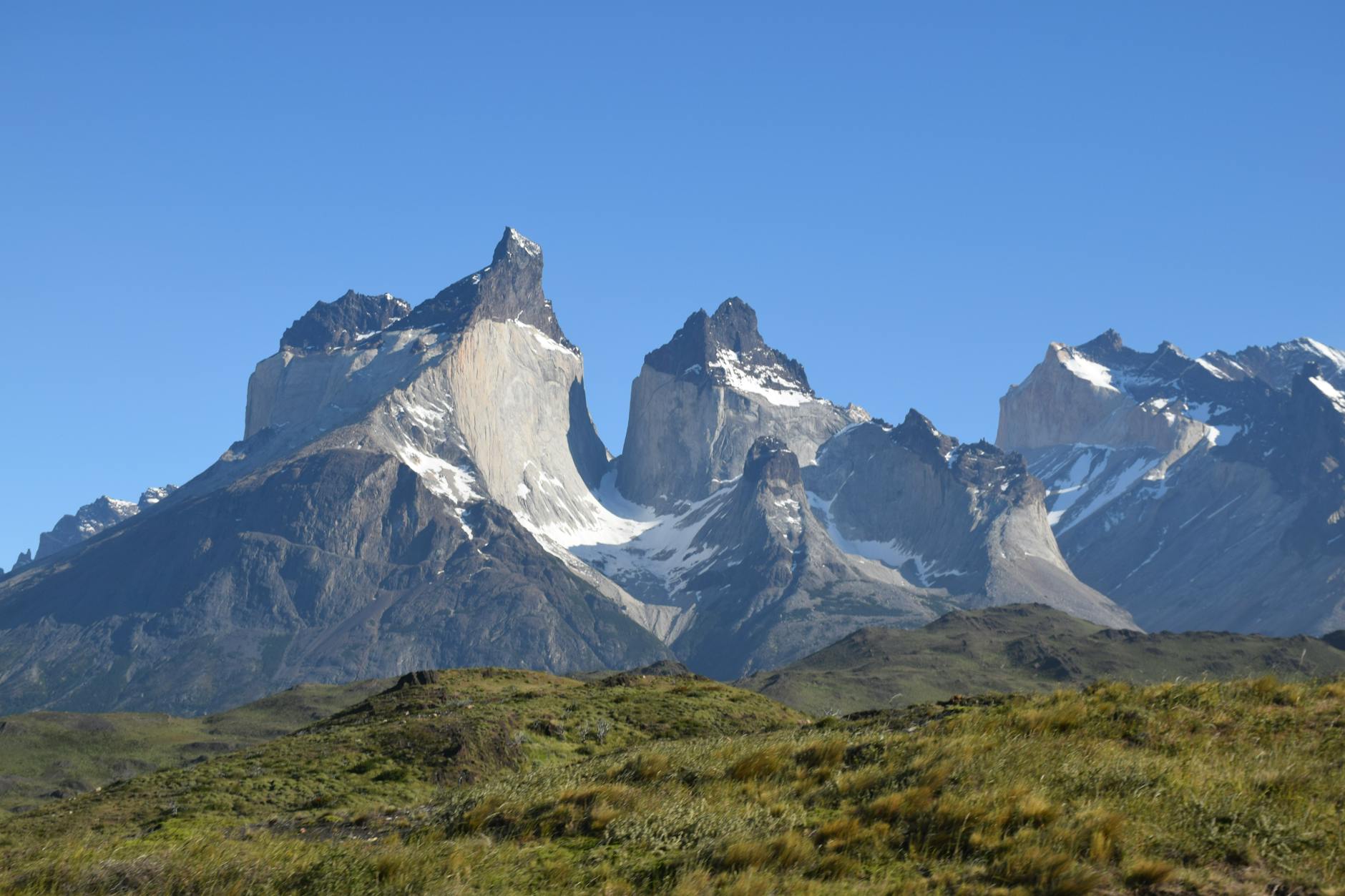 Amanecer con las torres de granito de Torres del Paine iluminadas en tonos naranjas