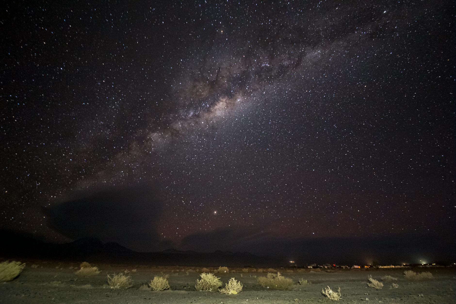 Lagunas del altiplano atacameño reflejando las estrellas en la noche