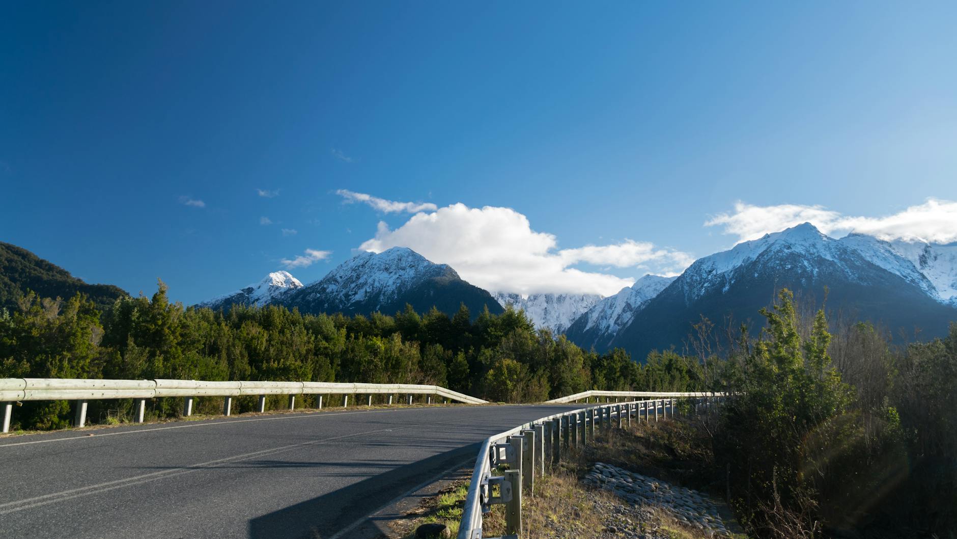 Carretera de ripio atravesando bosques y montañas en la Carretera Austral de Chile