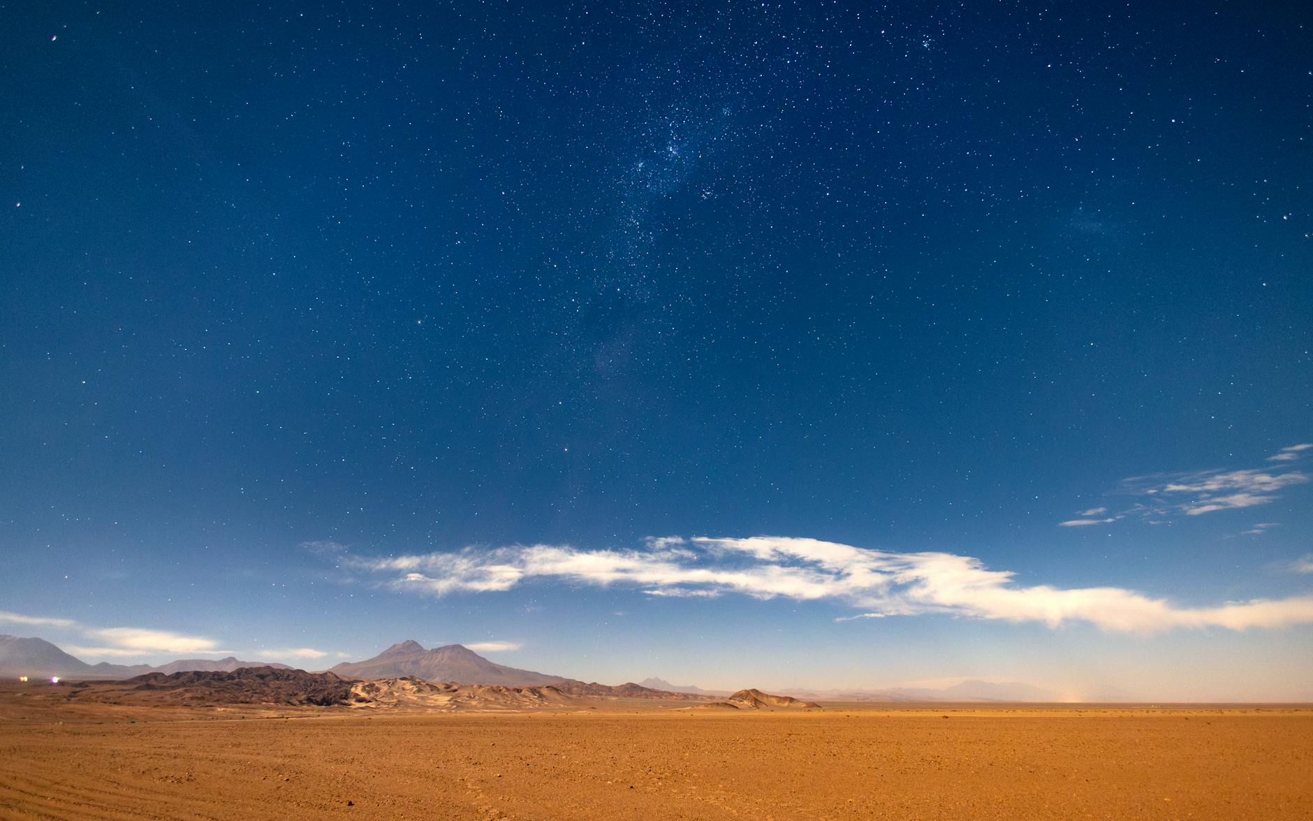 Vía Láctea sobre el desierto de Atacama en una noche despejada
