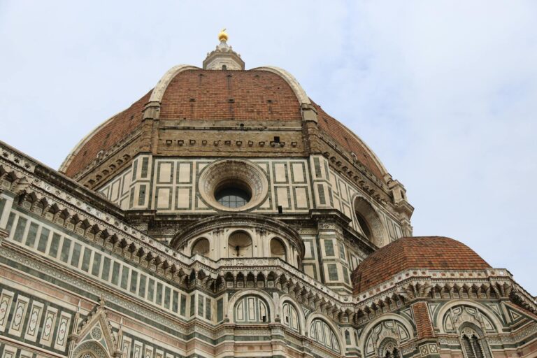 Cúpula del Duomo de Florencia al atardecer con el cielo naranja de fondo