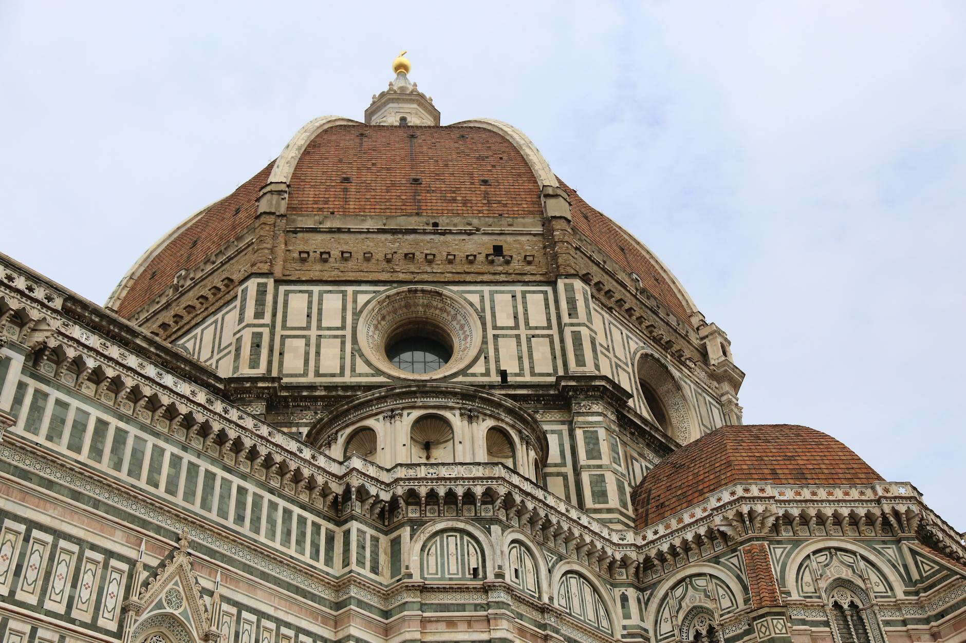 Cúpula del Duomo de Florencia al atardecer con el cielo naranja de fondo
