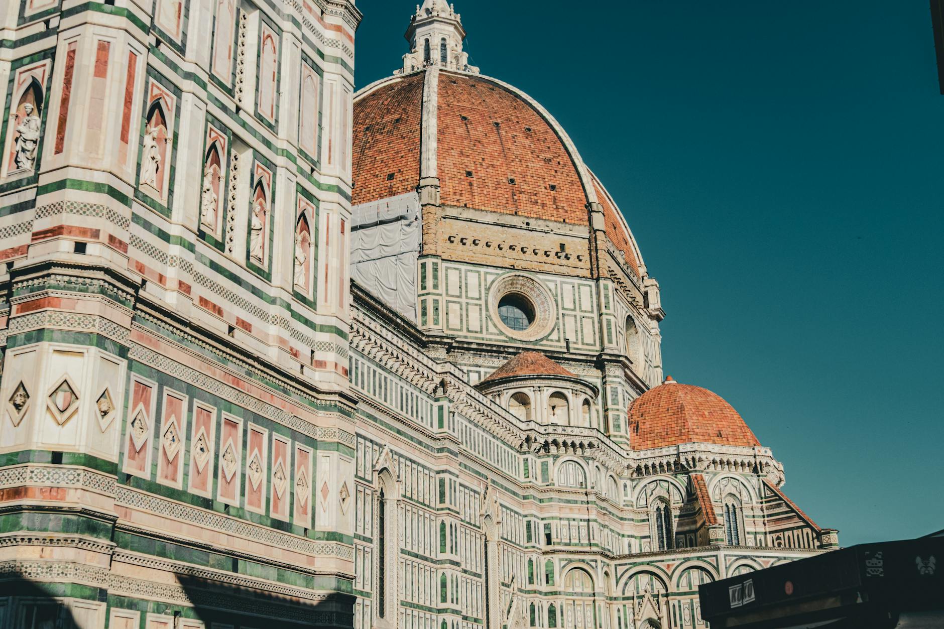 Fachada de la Galería de los Uffizi en Florencia con turistas en la plaza