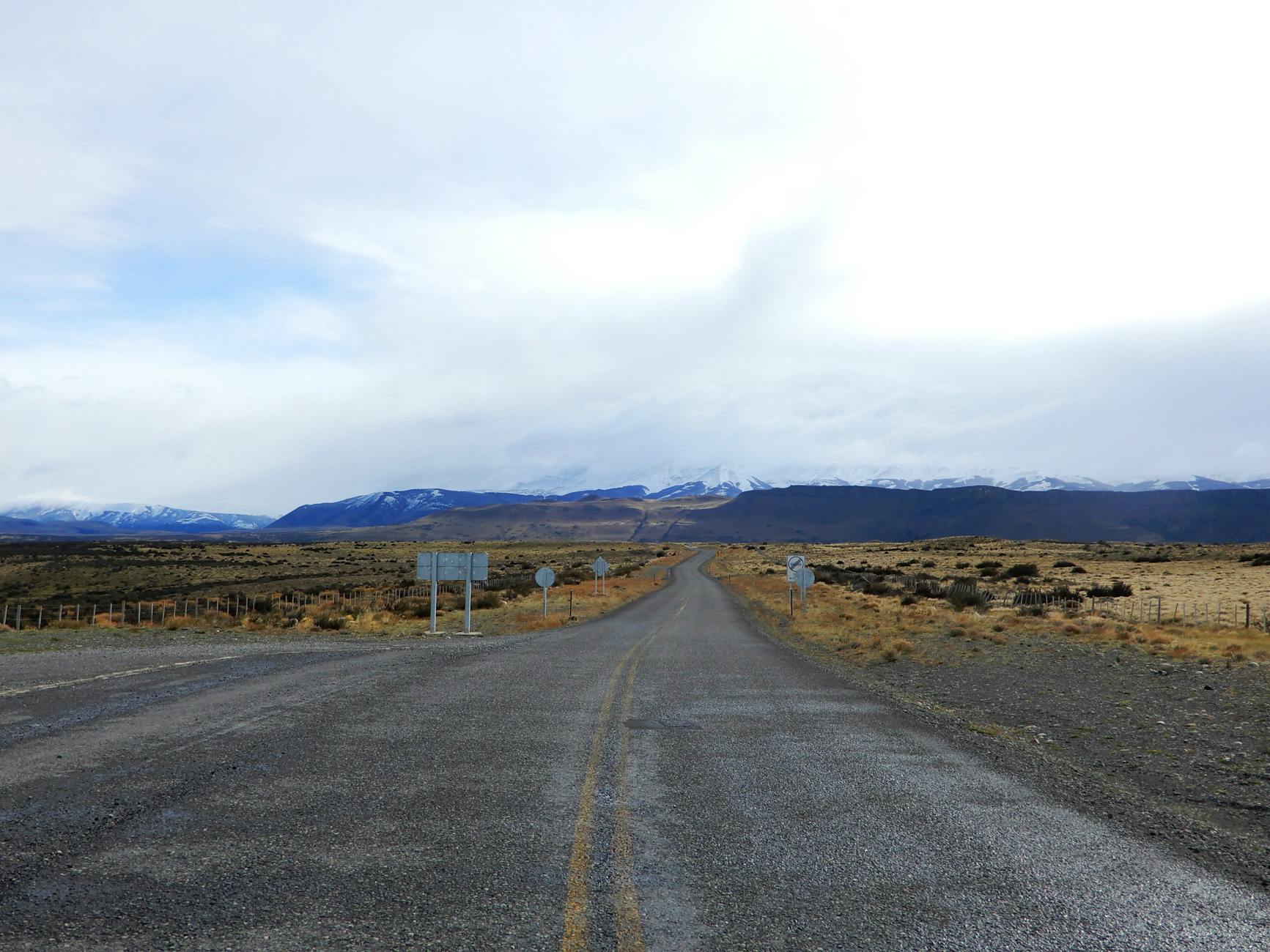 Vista panorámica del Lago General Carrera con sus aguas turquesas en la Carretera Austral