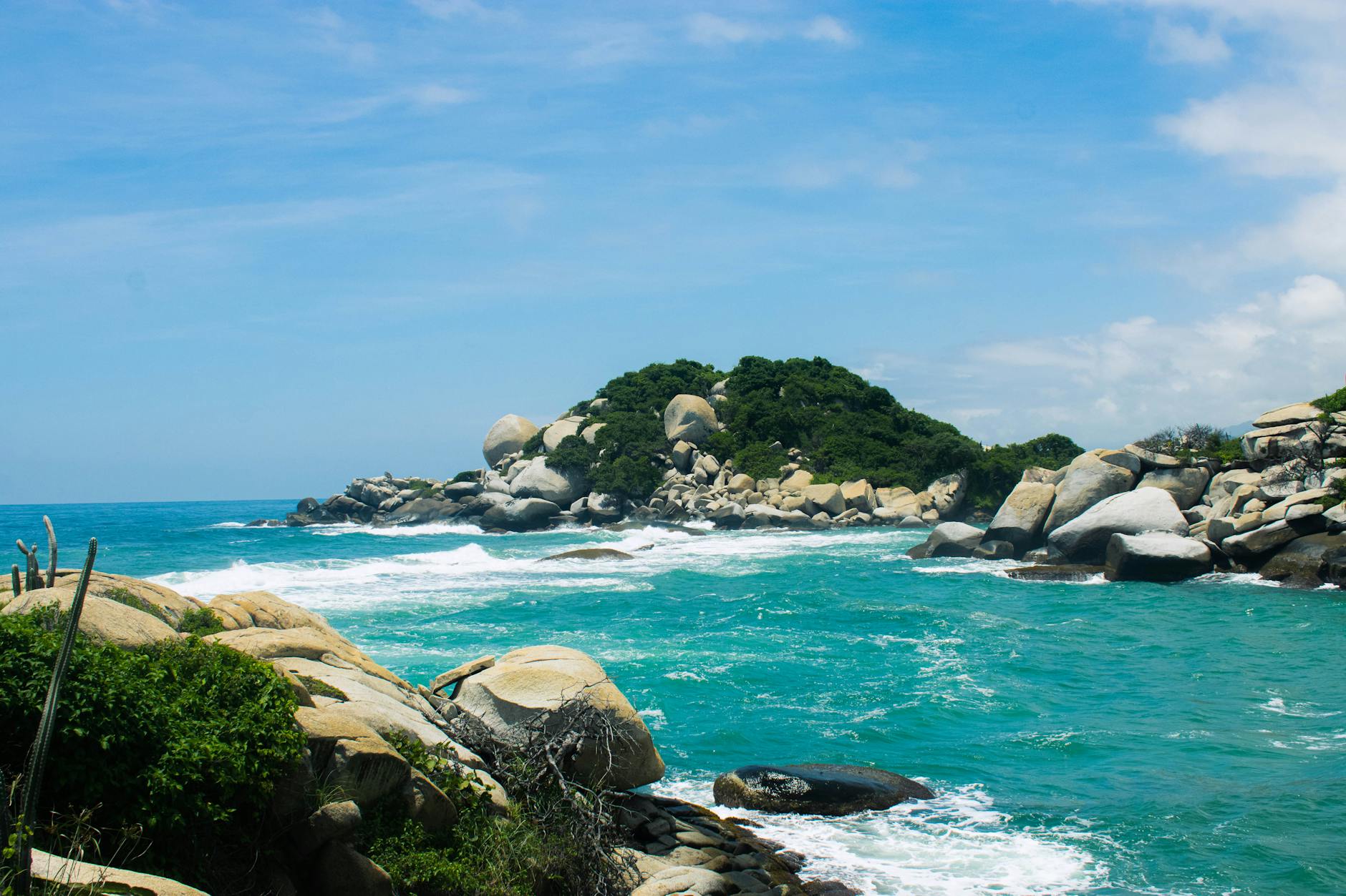 Playa de aguas turquesas rodeada de selva en el Parque Nacional Tayrona, Colombia