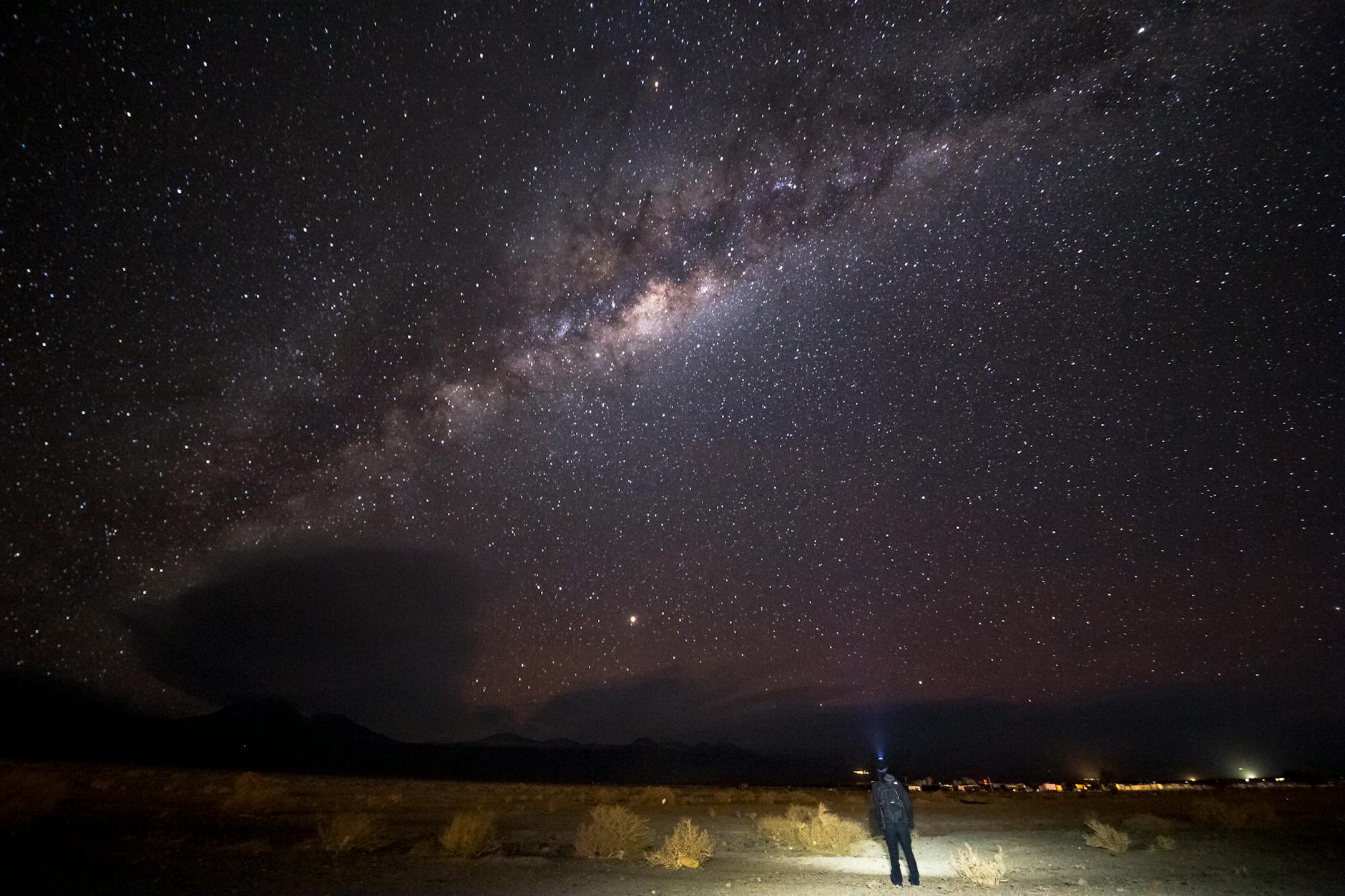 Telescopio apuntando al cielo nocturno en San Pedro de Atacama
