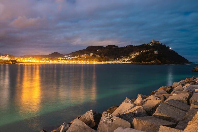 Vista panorámica de la Playa de La Concha en San Sebastián al atardecer
