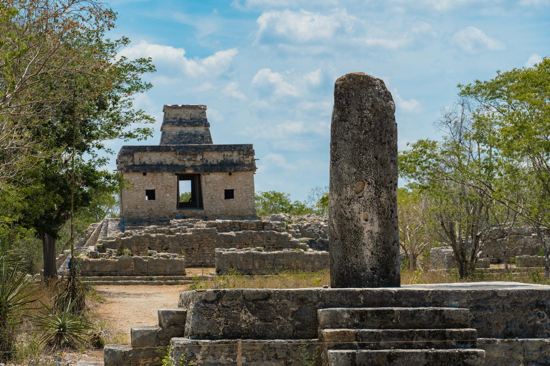 Pirámide de Kukulcán en Chichén Itzá con cielo azul de fondo