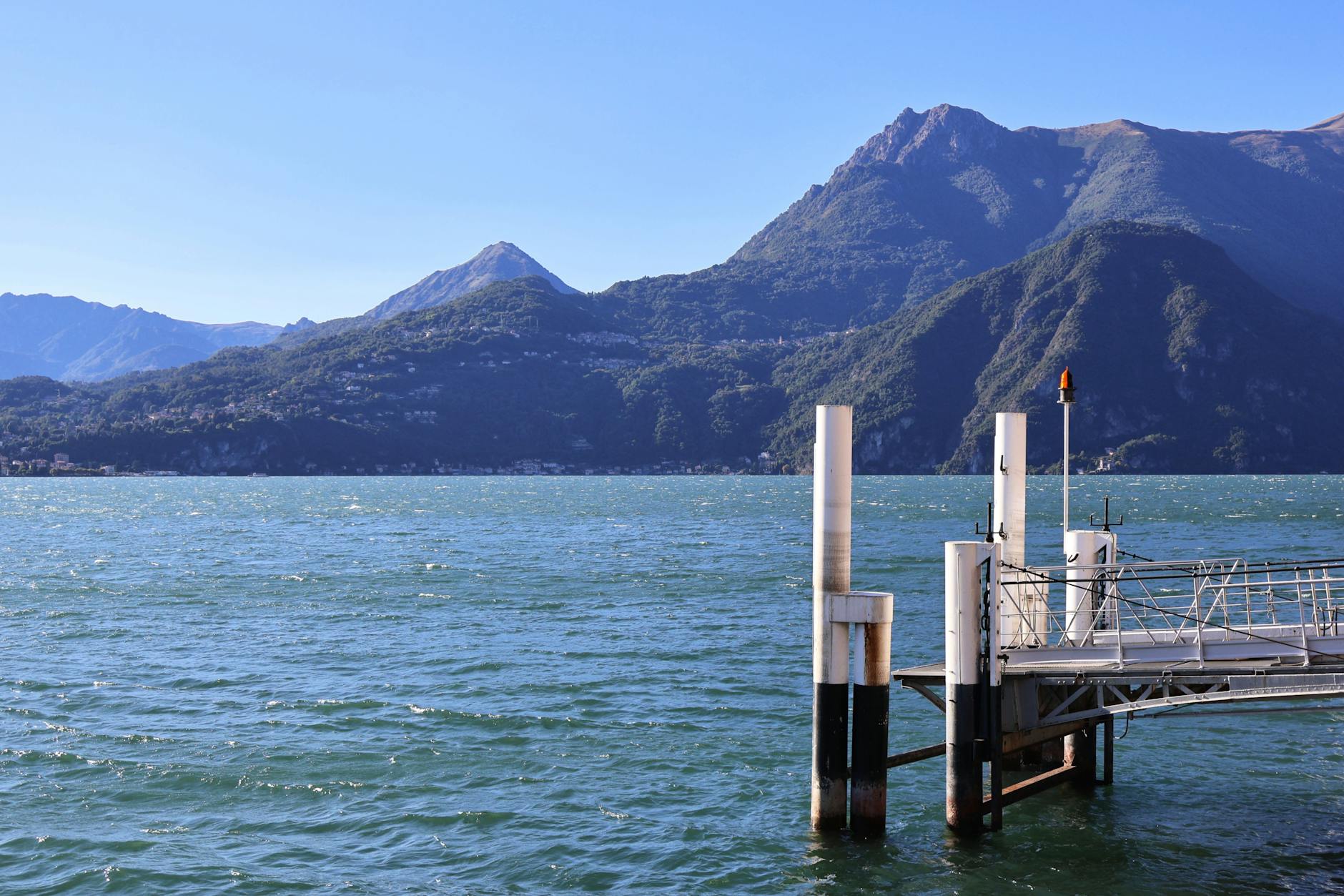 Ferry de pasajeros navegando por el Lago de Como con Varenna al fondo