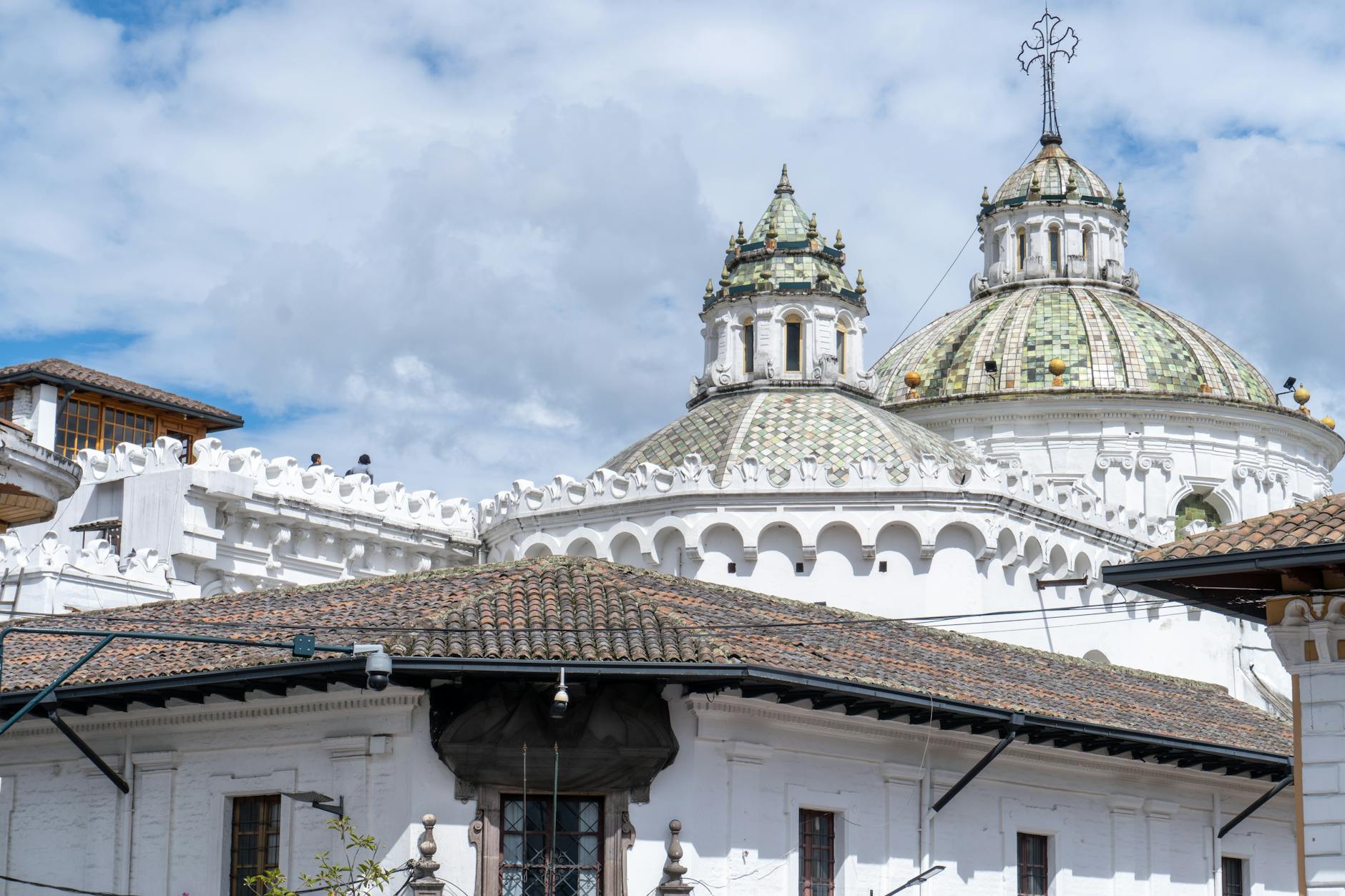 Interior barroco dorado de la iglesia de La Compañía de Jesús en el centro histórico de Quito
