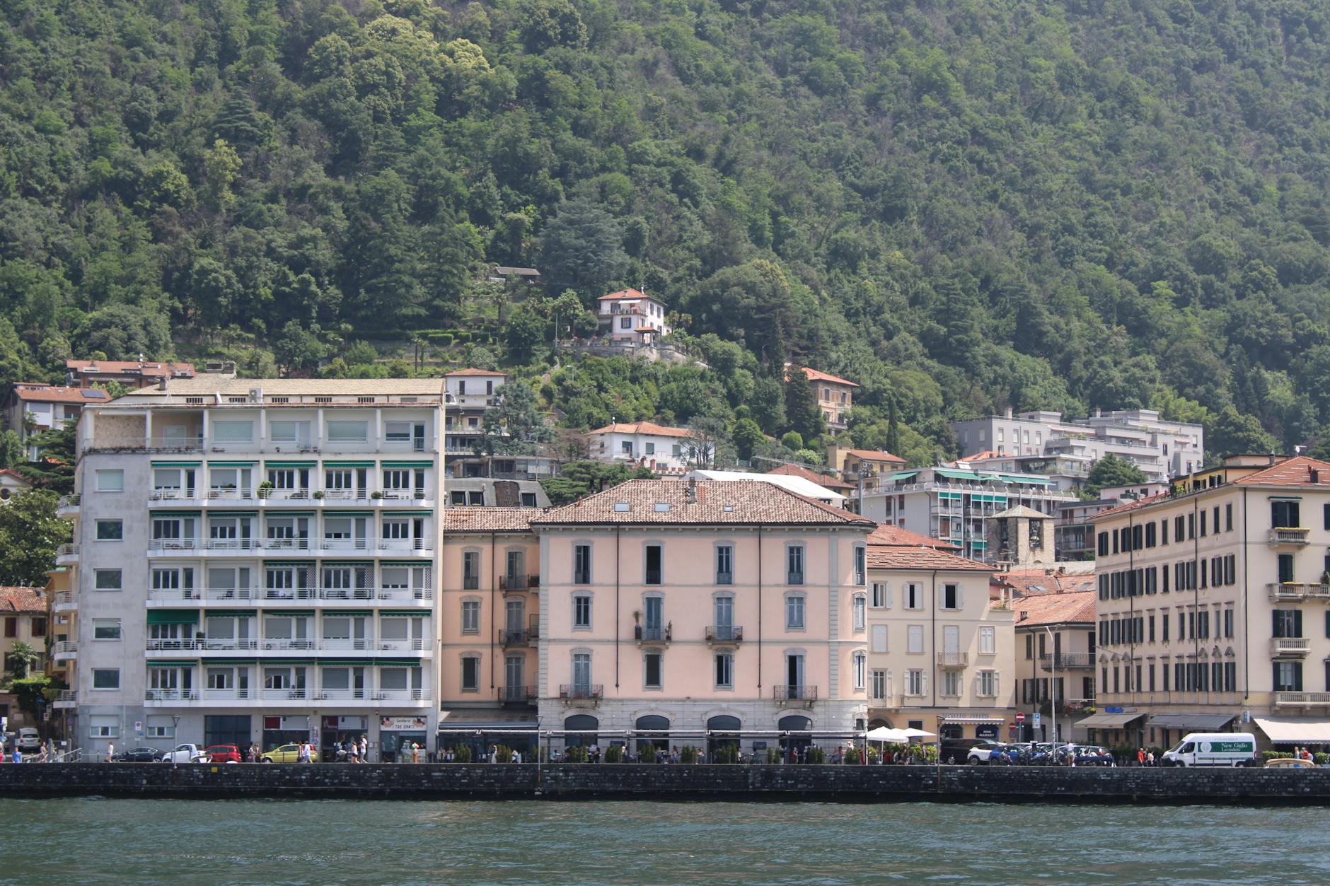 Vista panorámica del Lago de Como rodeado de montañas alpinas y villas históricas