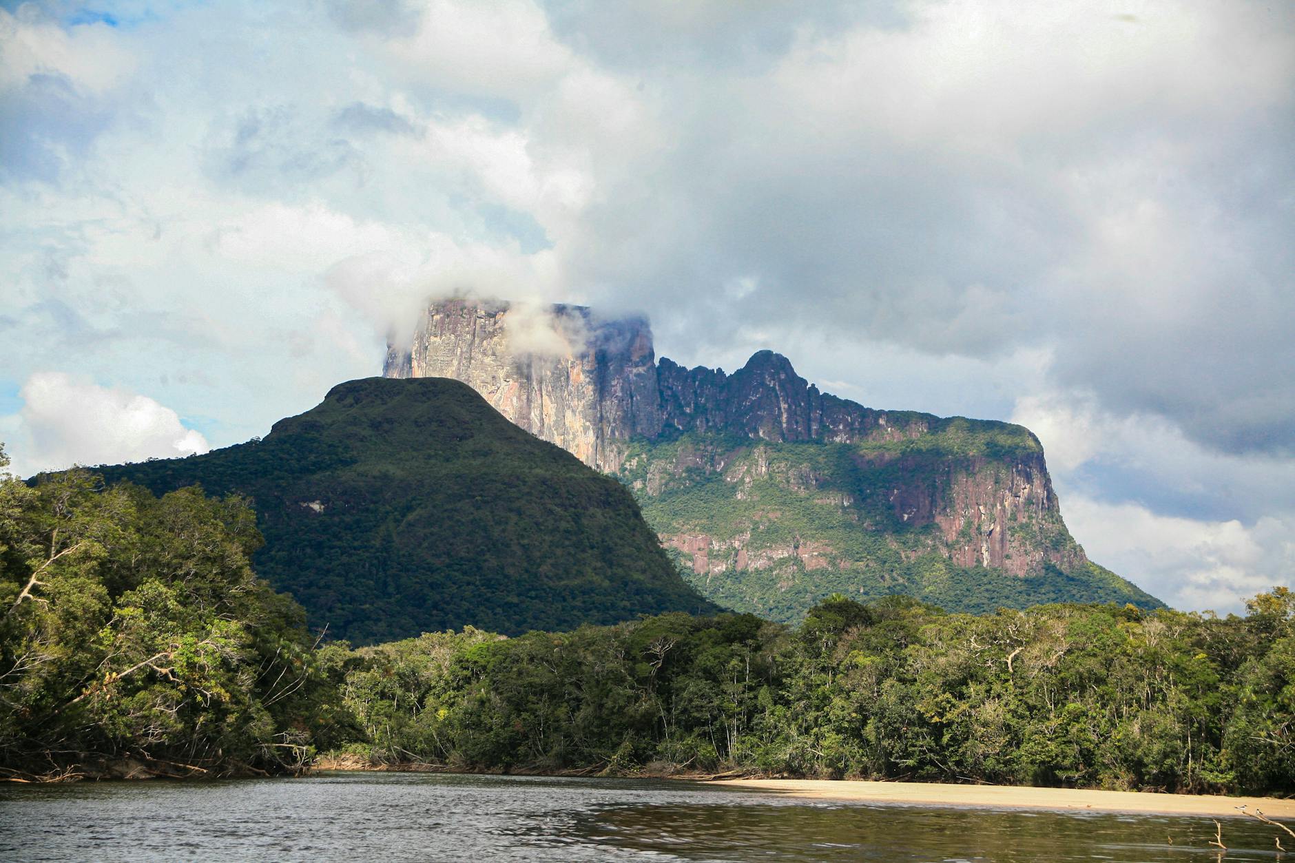 Laguna rosada de Canaima con tepuyes de fondo en Venezuela