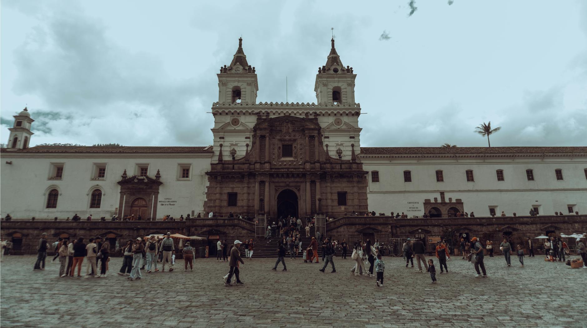 Plaza Grande de Quito con la catedral metropolitana y edificios coloniales alrededor