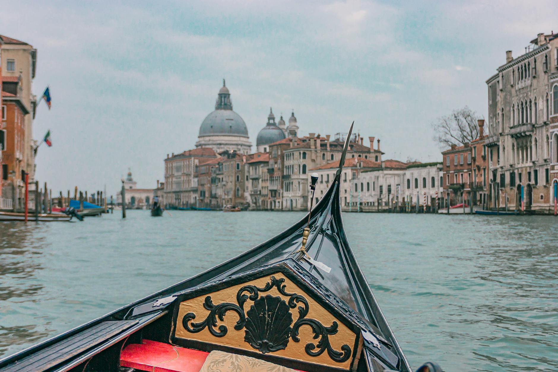 Callejón estrecho y solitario en un sestiere alejado del centro turístico de Venecia