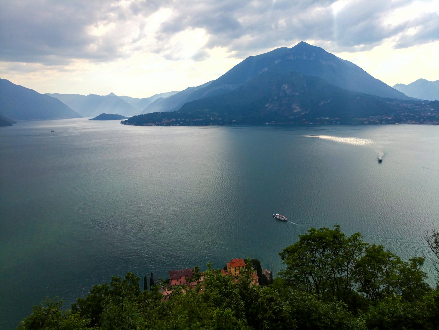 Fachada de la Villa del Balbianello asomada al agua del Lago de Como