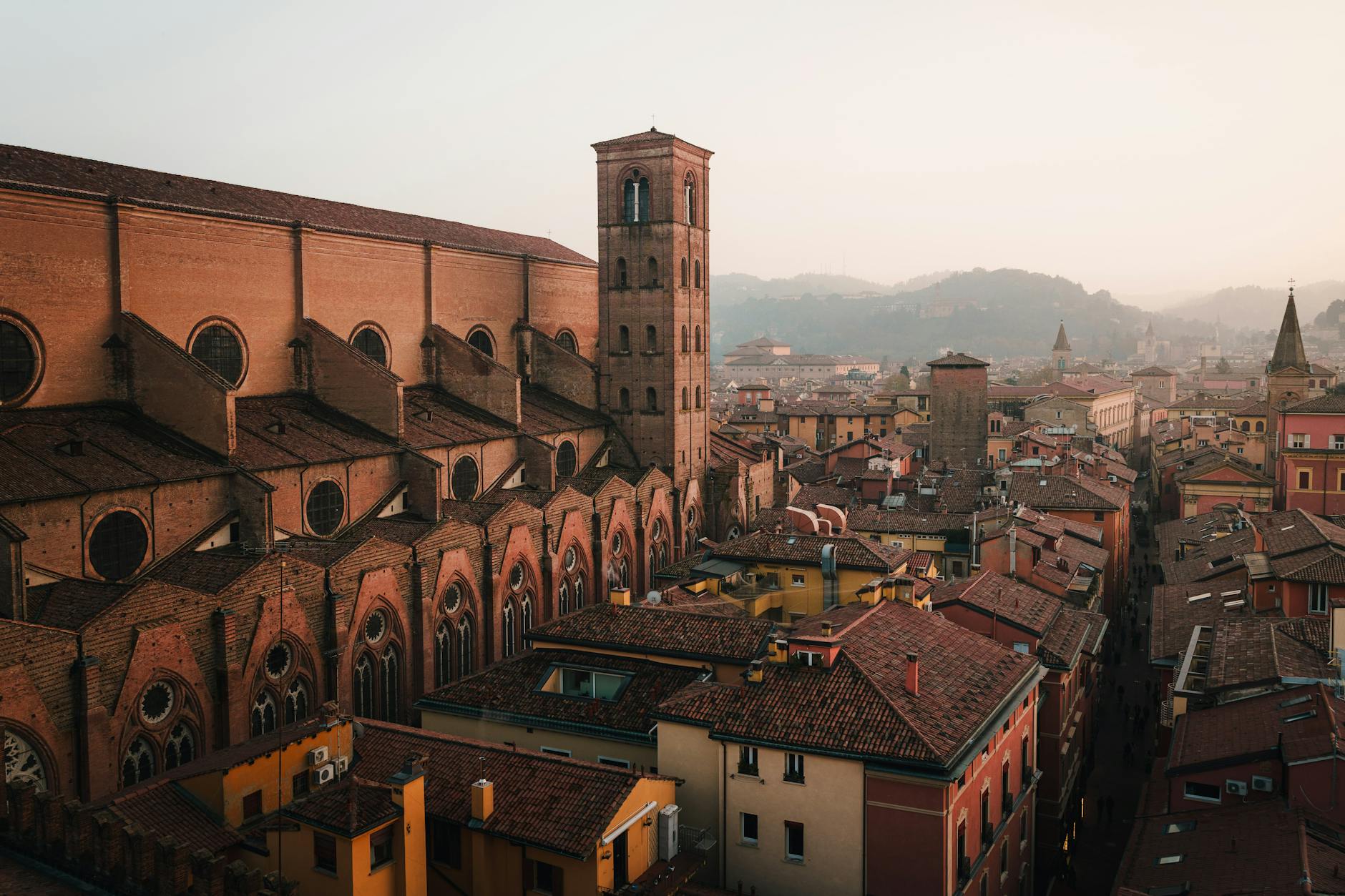 Vista de la Piazza Maggiore con la Torre degli Asinelli al fondo en Bolonia