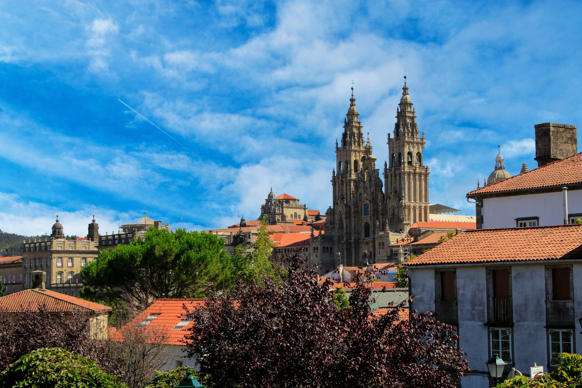 Fachada de la Catedral de Santiago de Compostela con peregrinos en la plaza