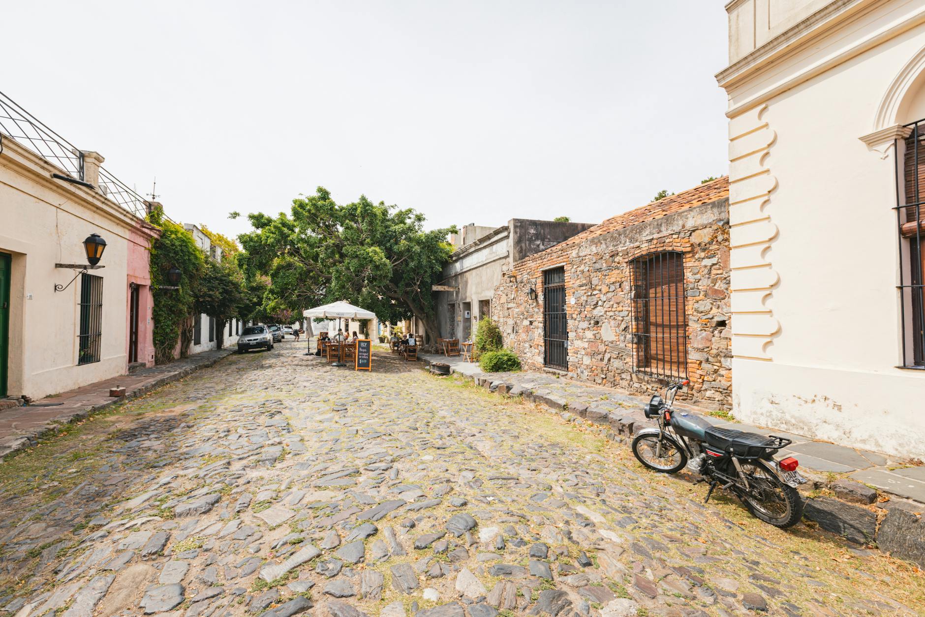 Calles adoquinadas del Barrio Histórico de Colonia del Sacramento con casas coloniales