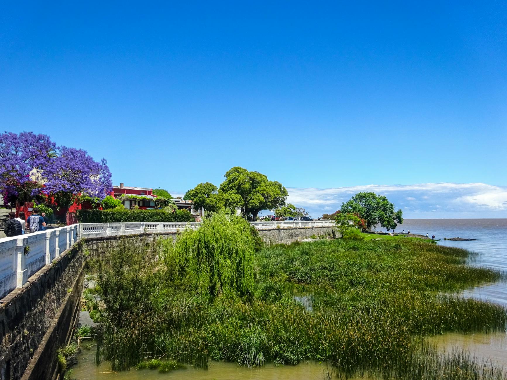 Faro histórico de Colonia del Sacramento visto desde el puerto con el Río de la Plata al fondo