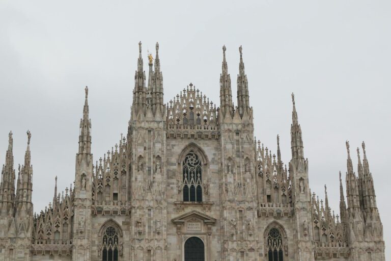 Fachada del Duomo de Milán iluminada con la luz del atardecer