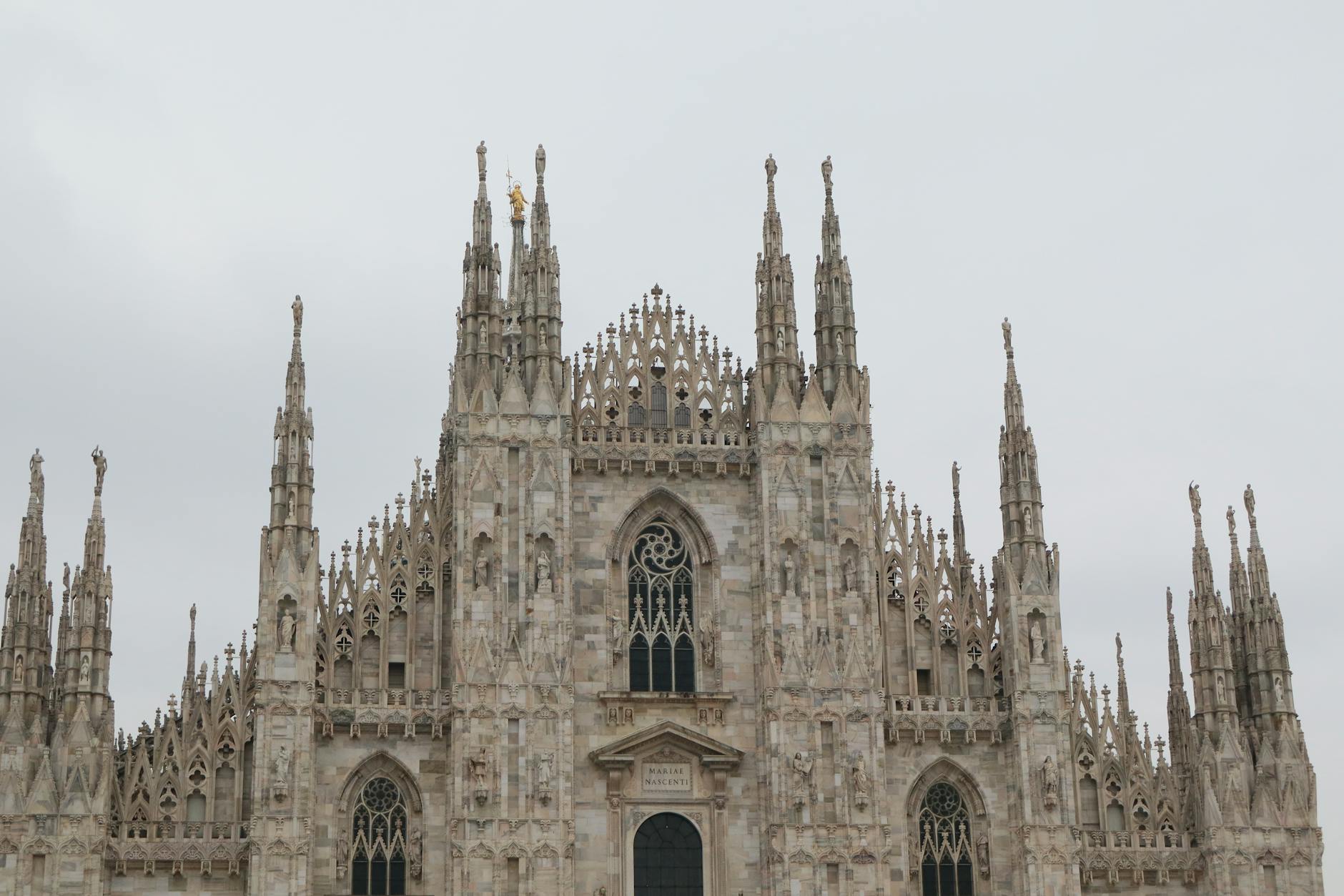 Fachada del Duomo de Milán iluminada con la luz del atardecer
