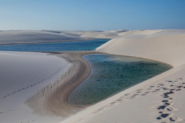 Dunas blancas de arena con lagunas azules en Lençóis Maranhenses, Brasil
