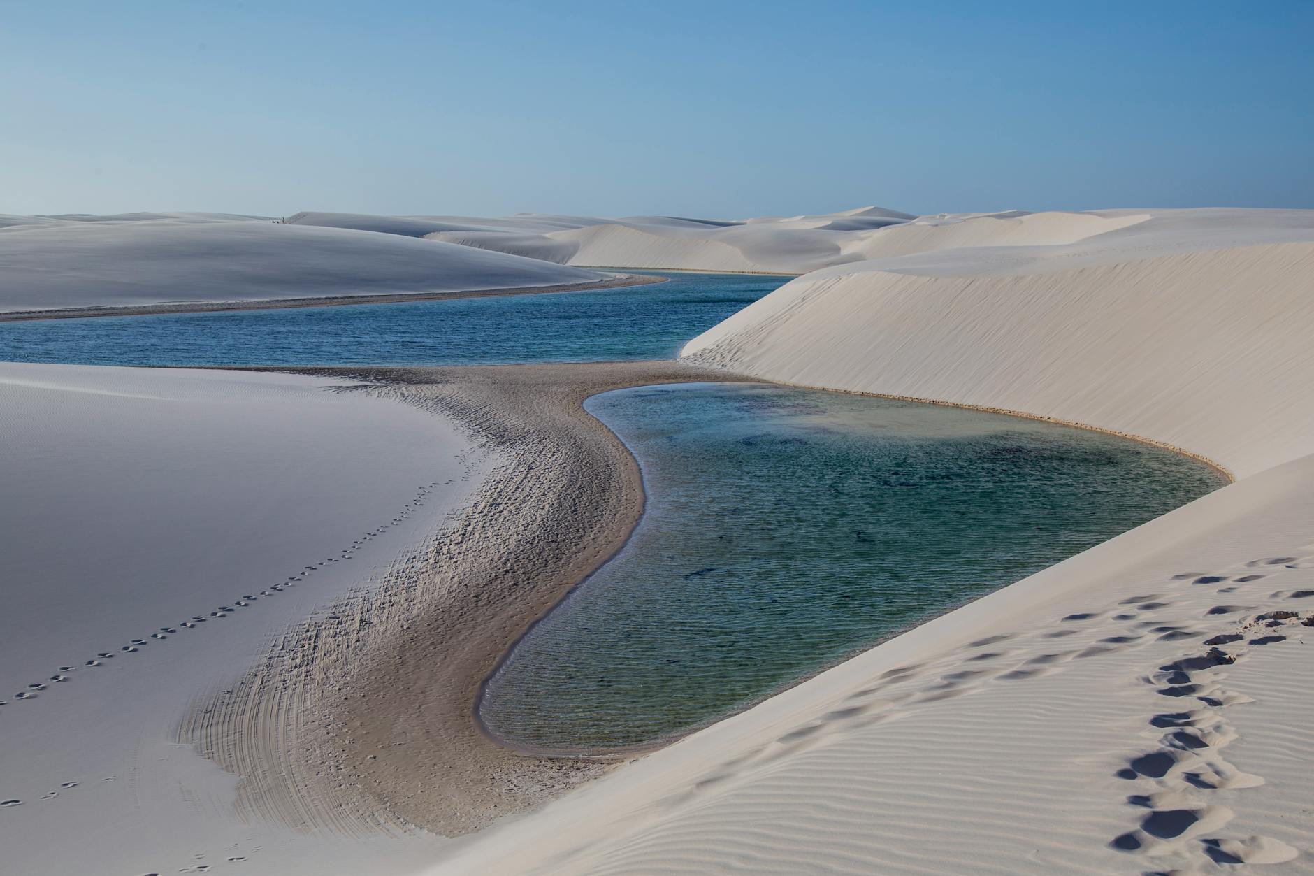 Dunas blancas de arena con lagunas azules en Lençóis Maranhenses, Brasil