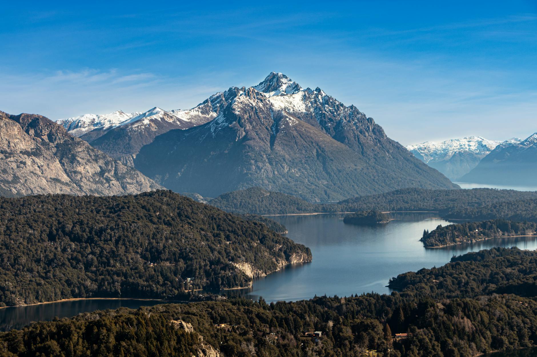 Edificios de piedra y madera de estilo alpino en el Centro Cívico de San Carlos de Bariloche