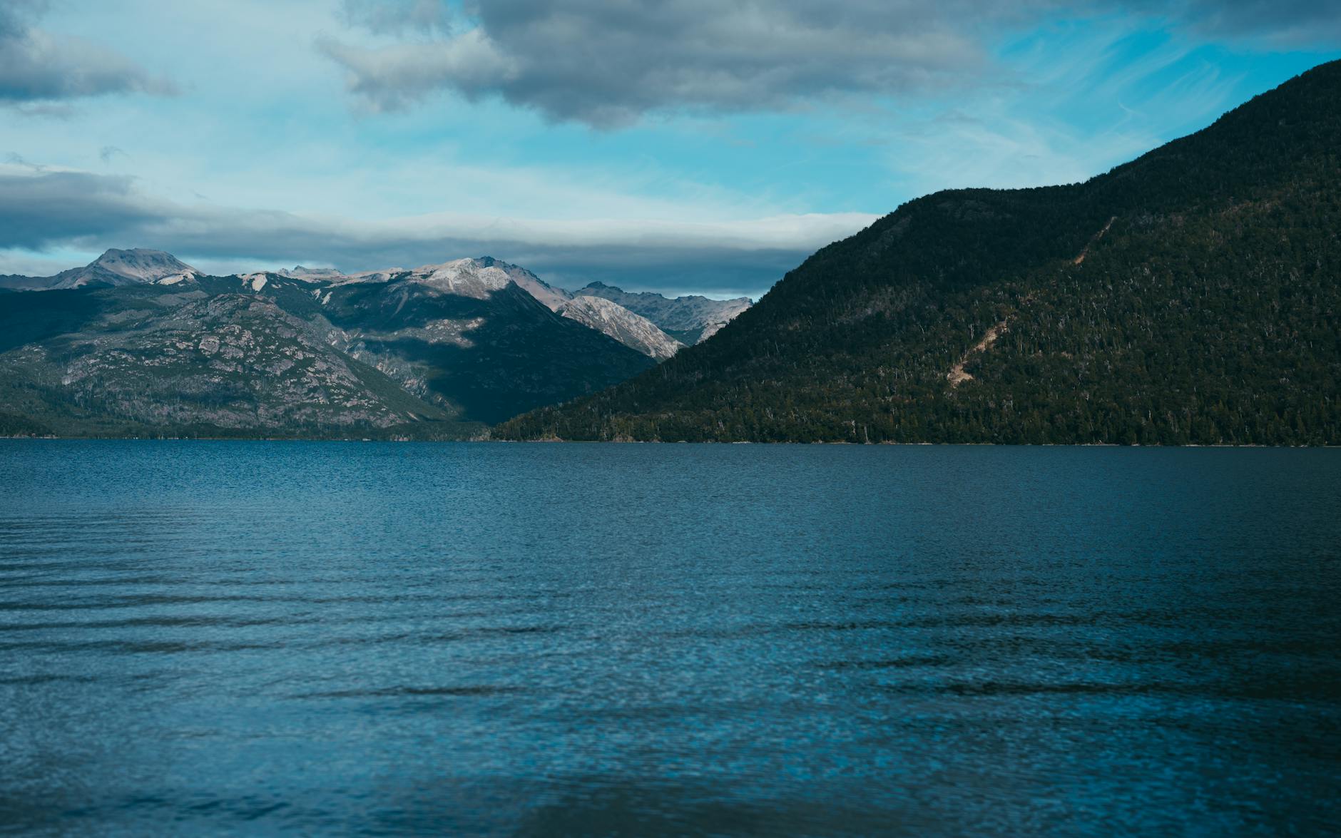 Vista panorámica del lago Nahuel Huapi con montañas nevadas de fondo en Bariloche