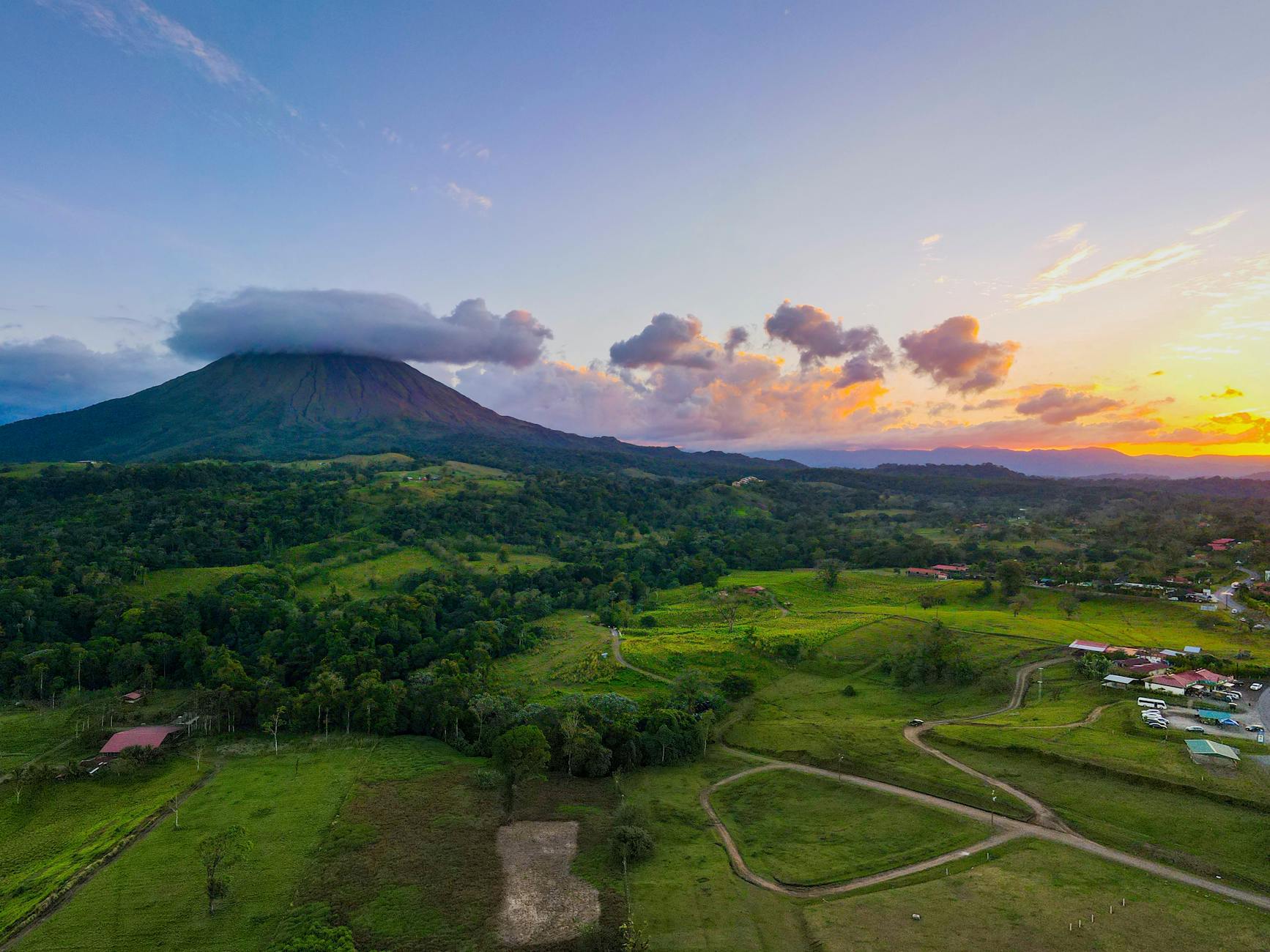 Persona deslizándose en tirolina sobre el bosque tropical de La Fortuna cerca del Volcán Arenal