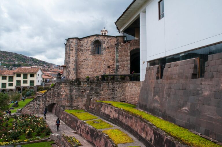 Plaza de Armas de Cusco con la catedral iluminada al atardecer