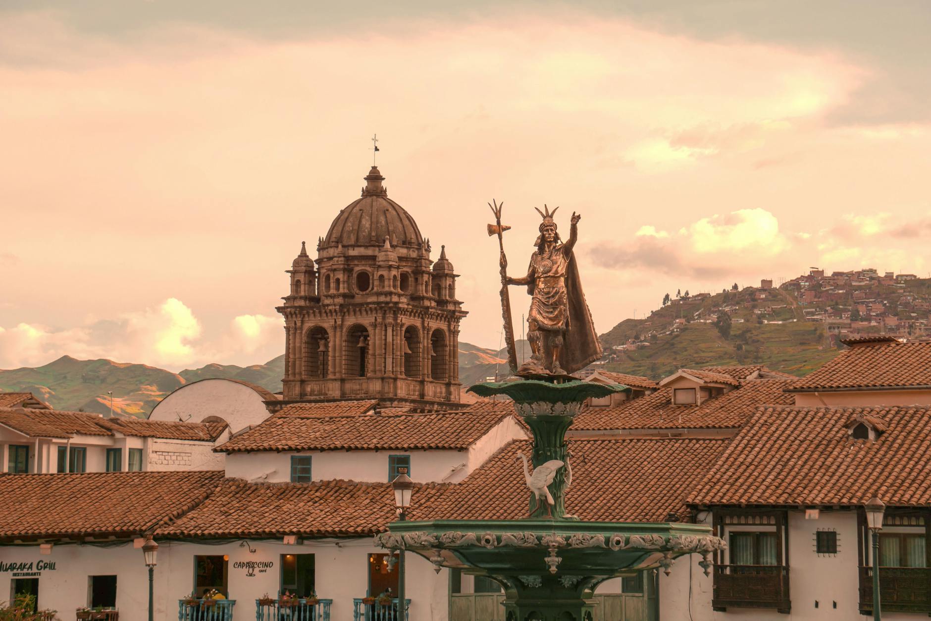 Enormes piedras de las ruinas incas de Sacsayhuamán con vistas panorámicas de Cusco