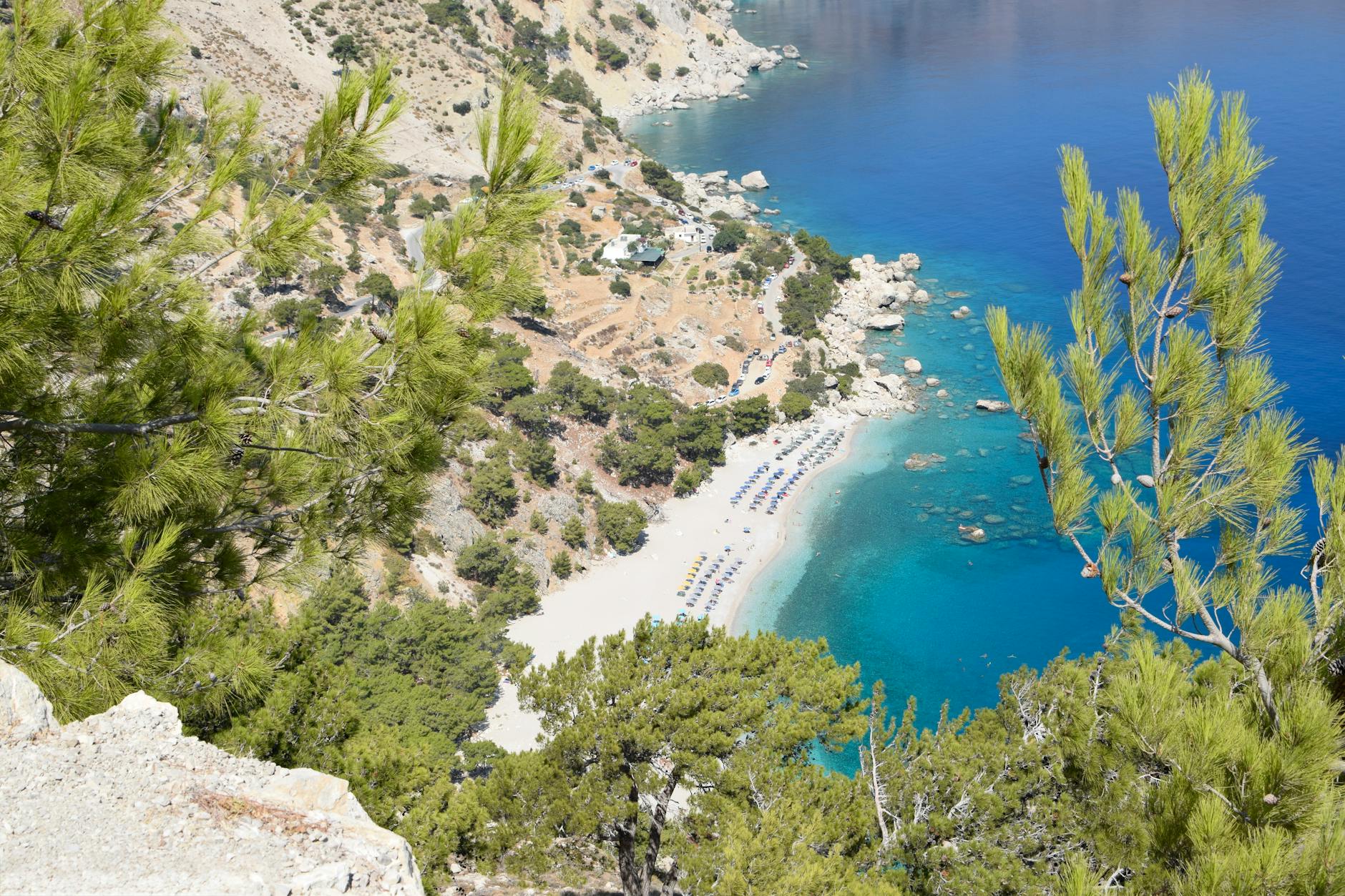 Playa solitaria con aguas cristalinas en una isla del Mediterráneo