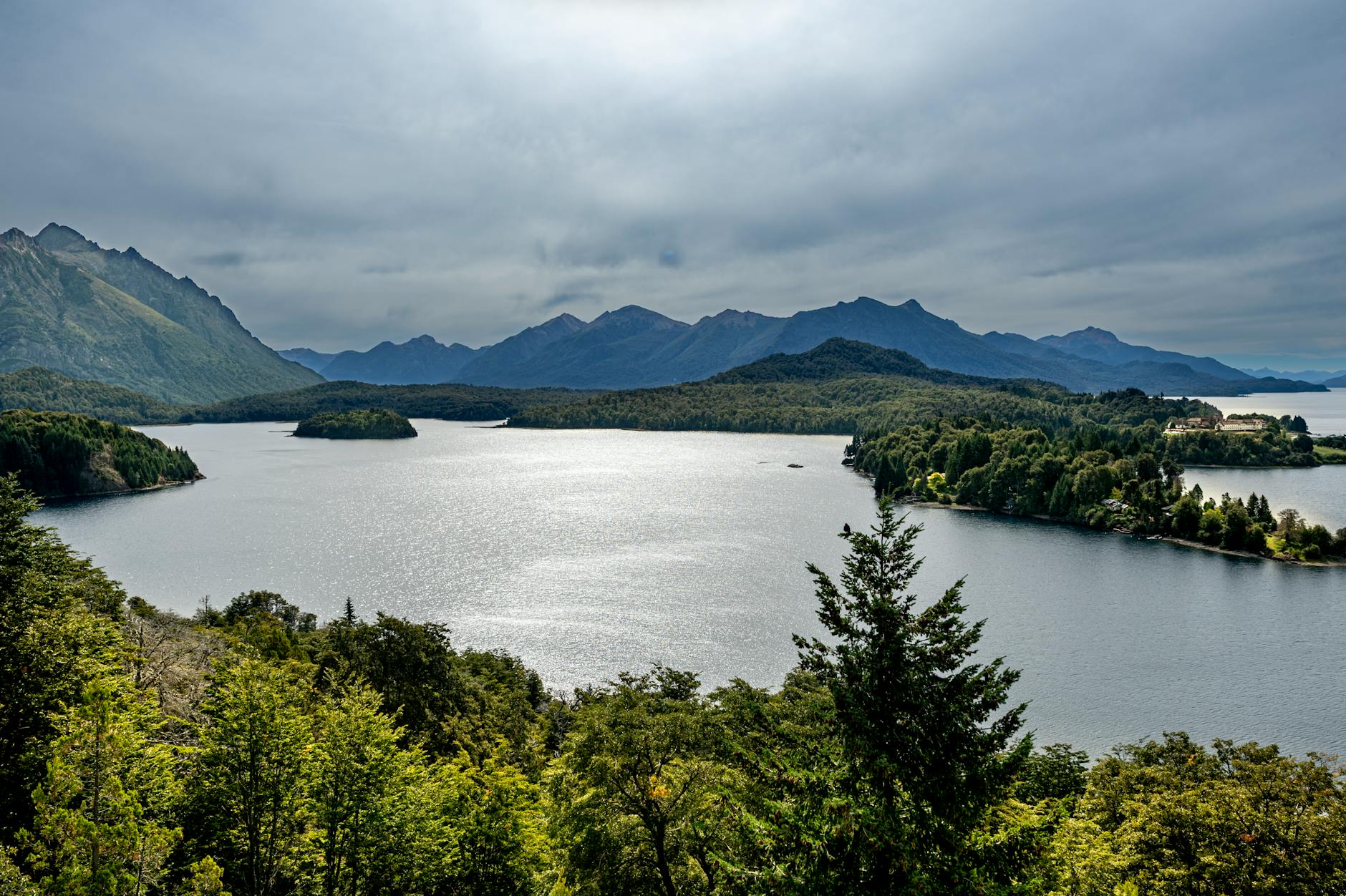 Carretera rodeada de bosques patagónicos y lagos turquesa en la Ruta de los Siete Lagos